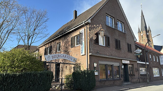 Borken-Weseke: Gastronomie, Saal mit 2 Wohnungen, zentrale Lage, Entwicklungsfläche ca. 1.136 m²