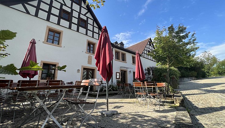 zweiter Biergarten vor Eingangsbereich
