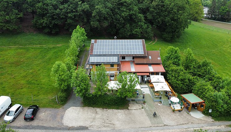 Blick auf Terrasse und Gasthaus