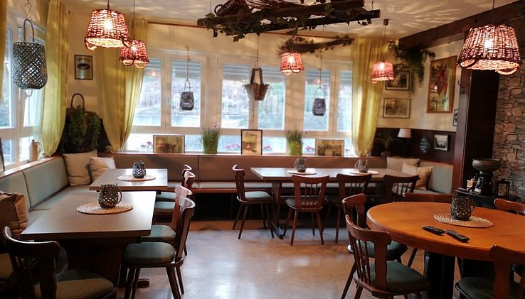 Urige Gaststätte mit Saal, schöner Theke und einladendem Biergarten