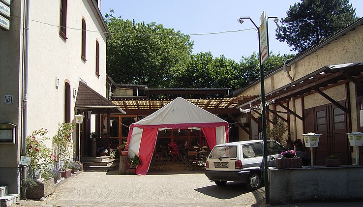 Biergarten, Seiteneingang