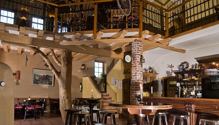 Thekenbereich mit Blick auf Gallerie