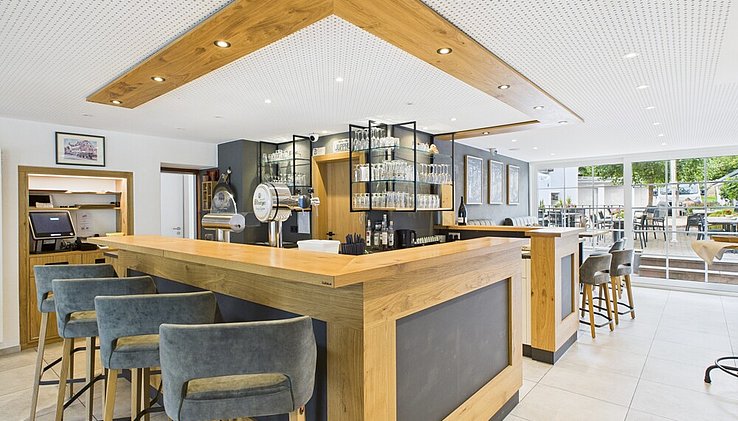 Theke mit Zugang zur Terrasse Hinterhof