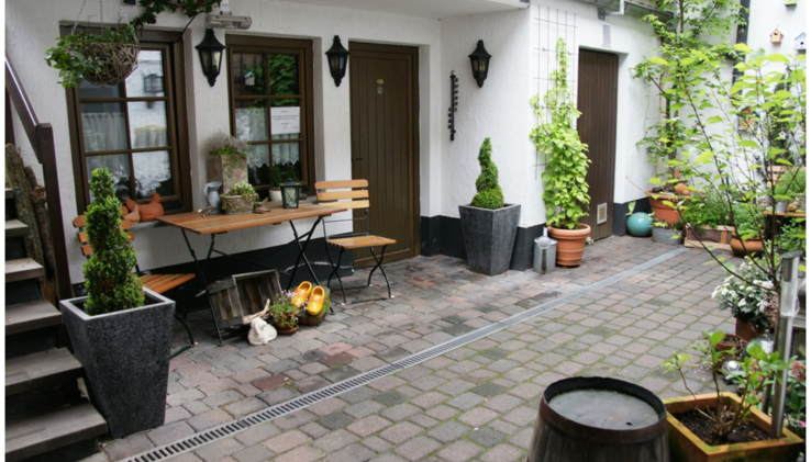 Innenhof mit WC-Gruppe