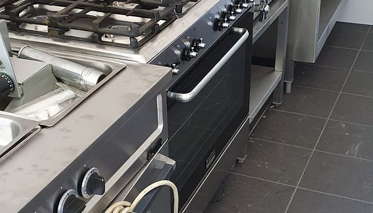 Küche mit großer Dunstabzugshaube, E-Backofen
