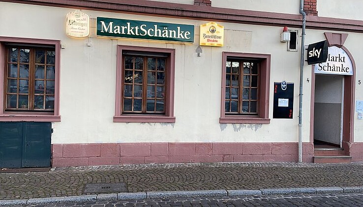 Außenansicht. Fassadensanierung steht an.