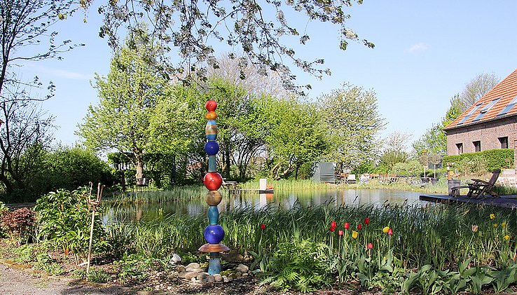 Lindenhof_IMG_2369_Schwimmteich_Kunst.jpg
