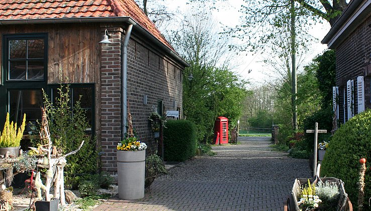 Lindenhof-Fruehling-2014-060_Einfahrt_square.jpg