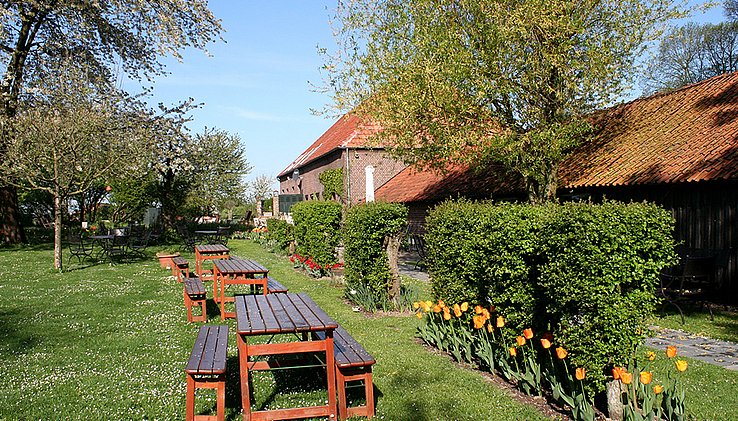 Lindenhof_Fruehling-2014-083_sitzgruppe_tulpen.jpg