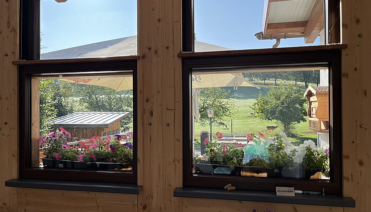 Blick aus dem Gastraum auf das Gehege