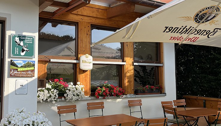Blick von der Terrasse auf das Gasthaus