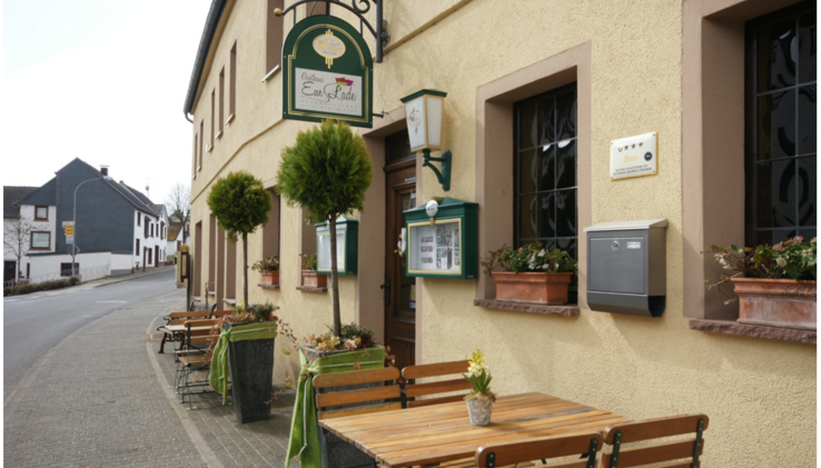 Straßenansicht im Sommer